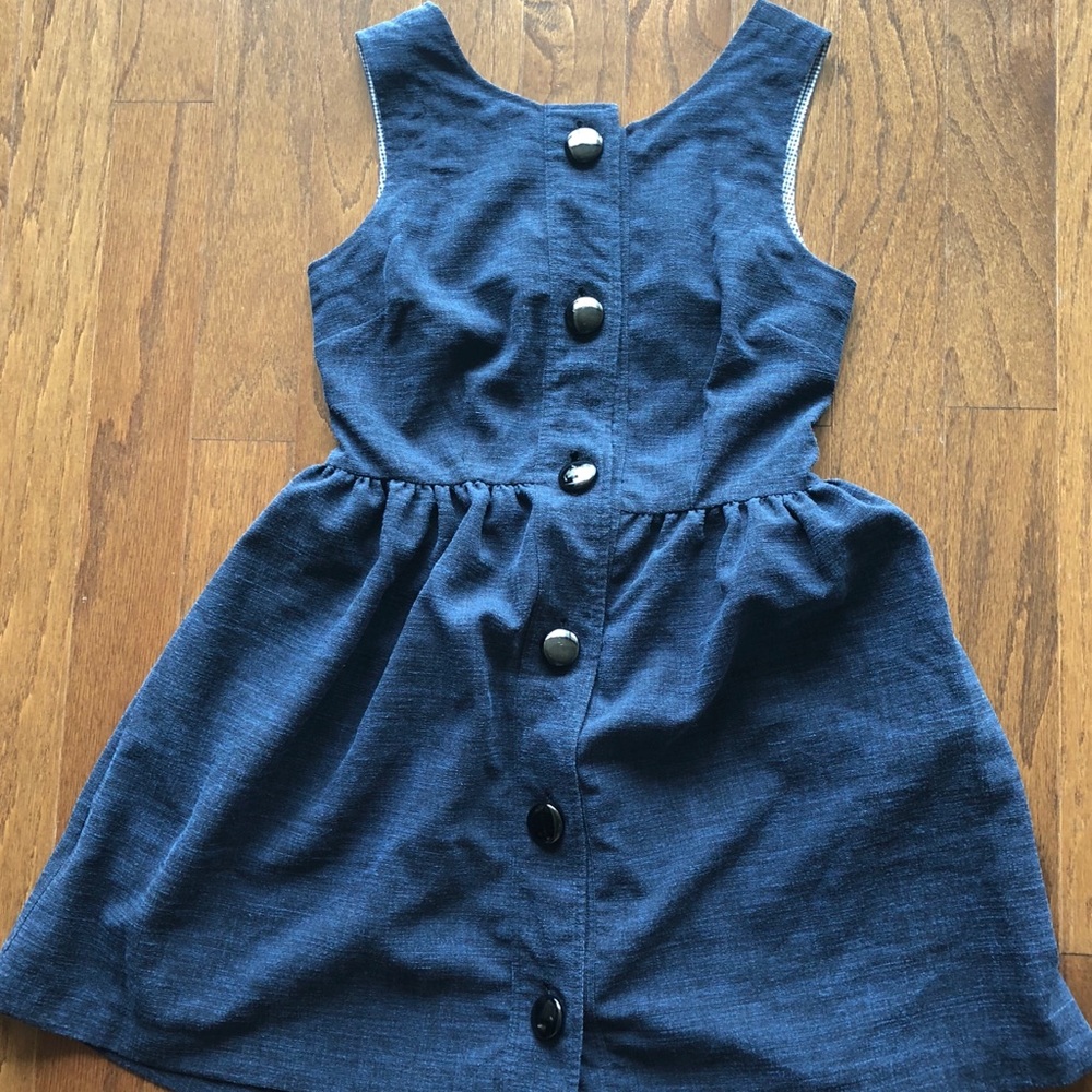 Cute Alice + Olivia button dress